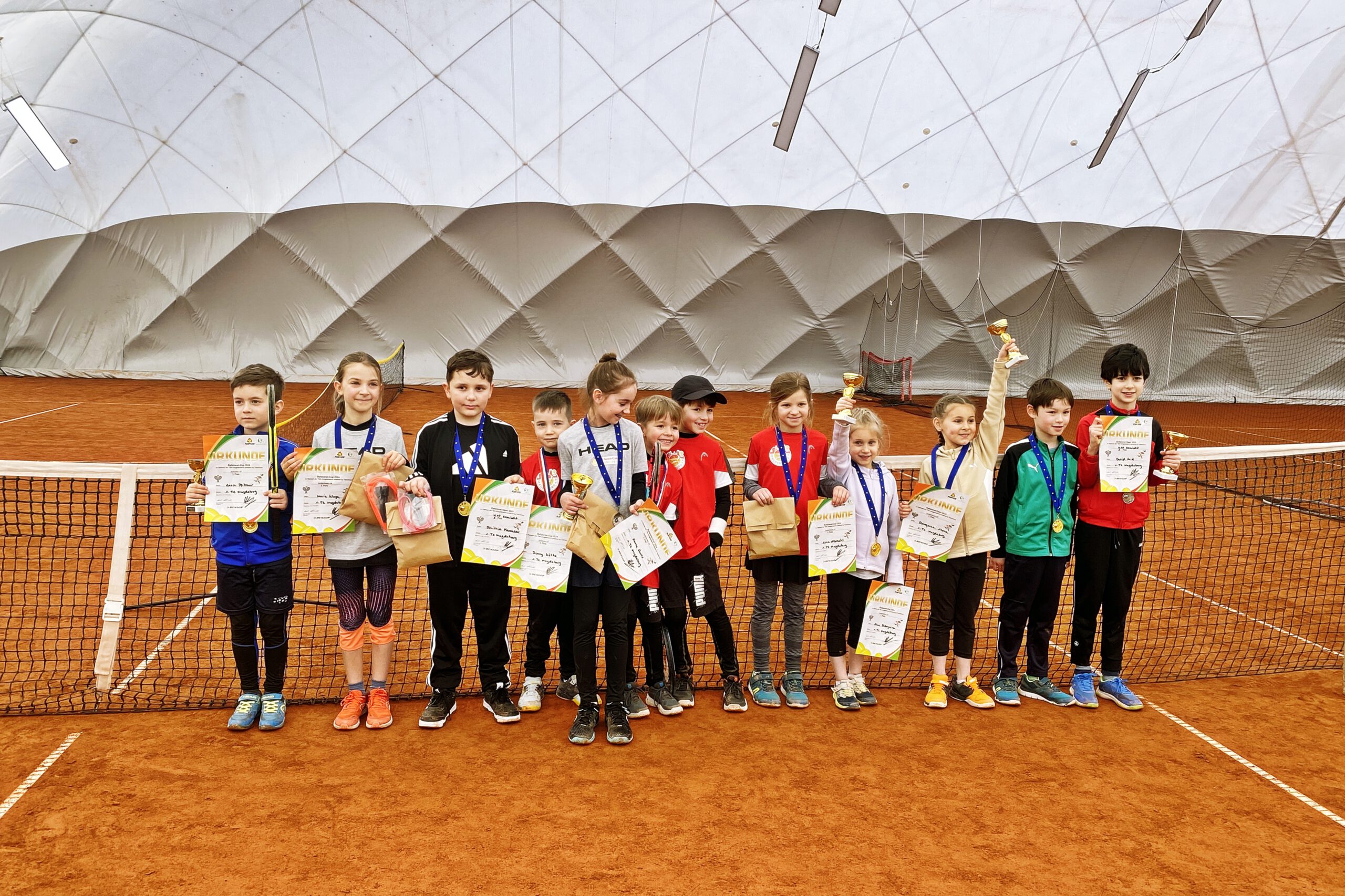 tennisnachwuchs des 1. tc magdeburg mit vielen siegen beim ballplanet cup